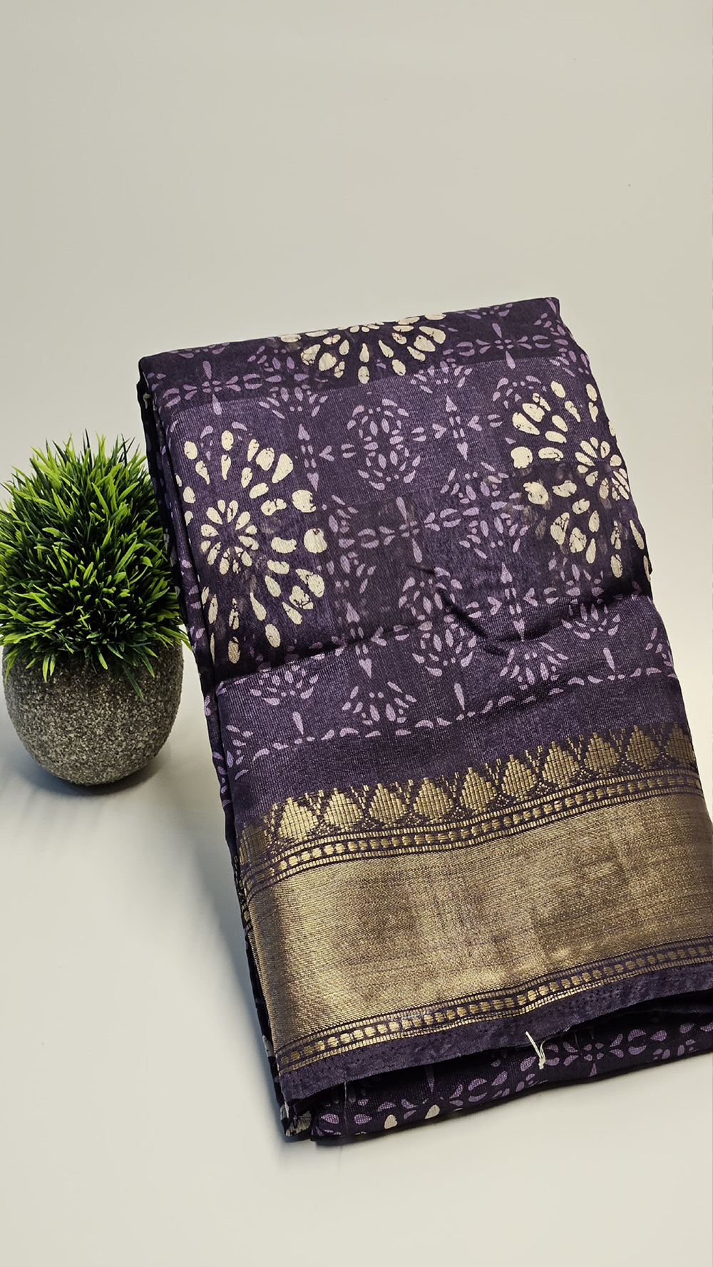 Soft Mix Cotton Sarees With Batik Print & Zari Border