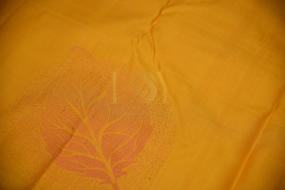 Borderless Pure Kanchipuram Silk Saree with Navy Blue Zari Pallu & Pink Leaf Motifs