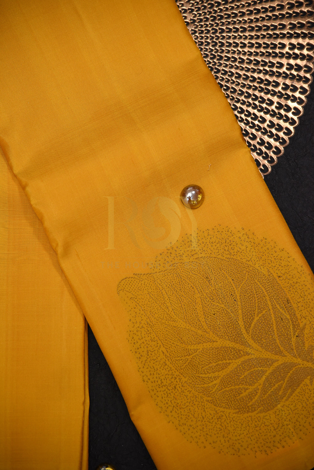 Borderless Pure Kanchipuram Silk Saree with Navy Blue Zari Pallu & Pink Leaf Motifs