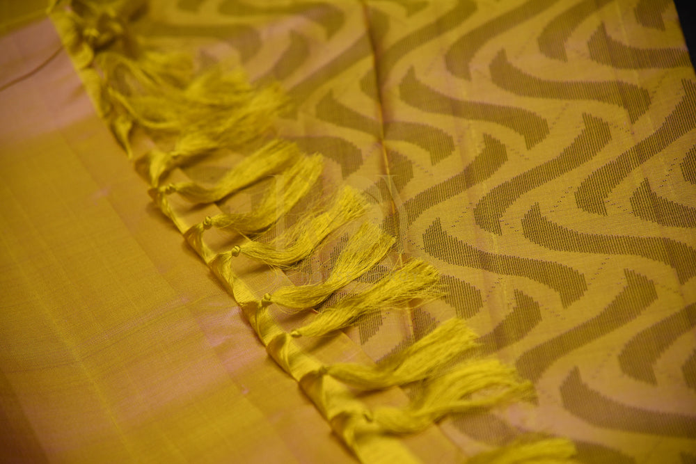 Borderless Pure Kanchipuram Silk Saree with Self Design & Tiger Stripe Pallu